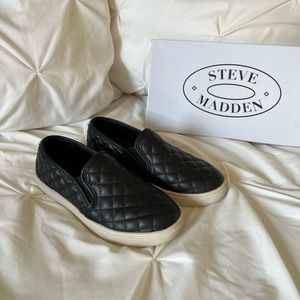 steve madden slip-on sneaker 🖤